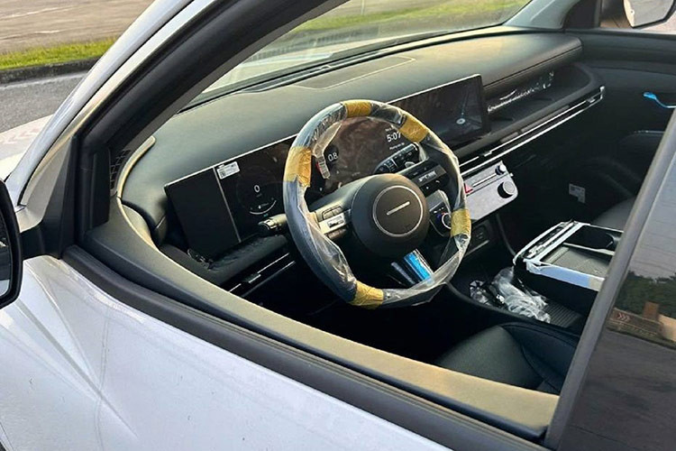 Đáng chú ý, trên cụm điều khiển trung tâm của Hyundai Tucson 2025 bản thấp còn thiếu ngăn chứa đồ với nắp trượt nằm bên cạnh giá để ly.