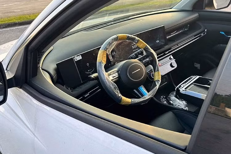 Đáng chú ý, trên cụm điều khiển trung tâm của Hyundai Tucson 2025 bản thấp còn thiếu ngăn chứa đồ với nắp trượt nằm bên cạnh giá để ly.