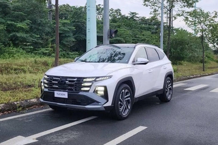 Qua những nút bấm trên vô lăng, có thể thấy bản thấp của mẫu SUV cỡ C này có cả những tính năng an toàn chủ động ADAS như hệ thống kiểm soát hành trình thích ứng và hỗ trợ giữ làn đường. Camera 360 độ cũng được trang bị cho xe.