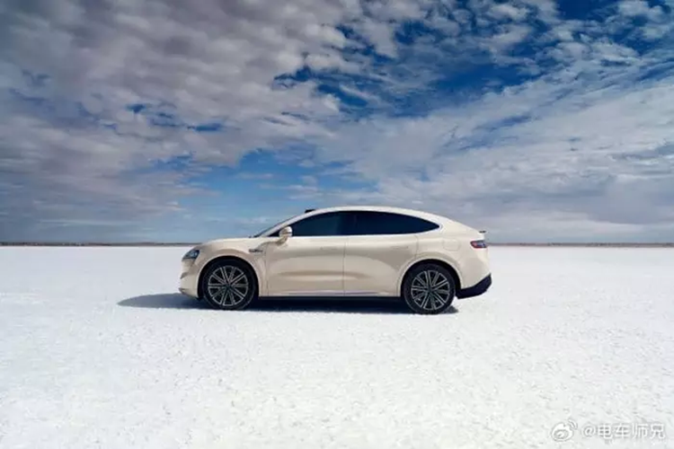 Về ngoại thất, diện mạo của Luxeed R7 EREV phần lớn giống với phiên bản chạy hoàn toàn bằng điện. Kích thước vẫn không thay đổi ở mức 4956, 1981,1634 mm (dài/rộng/cao), trong khi chiều dài cơ sở là 2950 mm. Tuy nhiên, có một màu ngoại thất mới cho phiên bản này đó là màu xanh ngọc lam, nâng tổng cộng 8 màu.