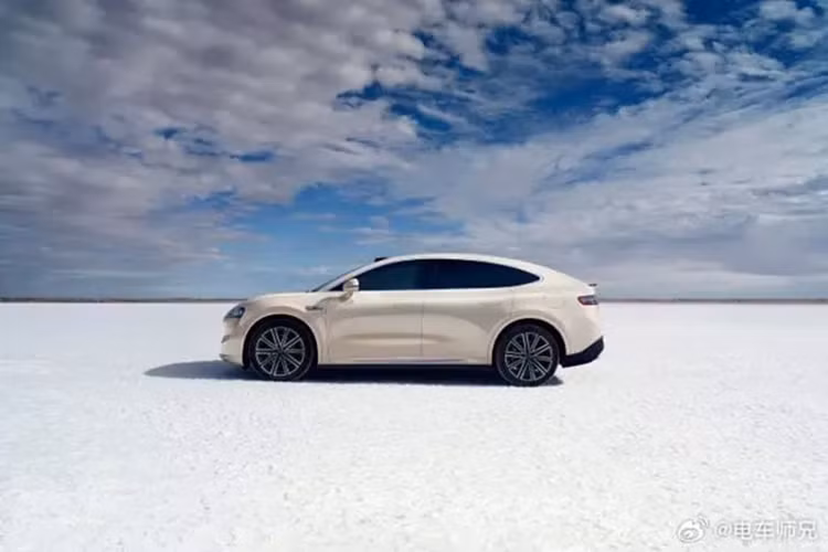 Về ngoại thất, diện mạo của Luxeed R7 EREV phần lớn giống với phiên bản chạy hoàn toàn bằng điện. Kích thước vẫn không thay đổi ở mức 4956, 1981,1634 mm (dài/rộng/cao), trong khi chiều dài cơ sở là 2950 mm. Tuy nhiên, có một màu ngoại thất mới cho phiên bản này đó là màu xanh ngọc lam, nâng tổng cộng 8 màu.