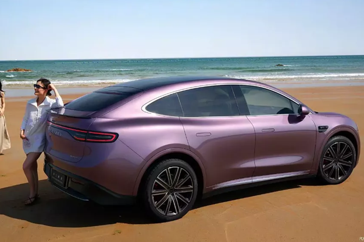 Phạm vi chạy hoàn toàn bằng điện là 251 km trong khi phạm vi toàn diện được trích dẫn là 1.570 km. Ở bản EV có kiến trúc 800V, EREV chuyển sang 400V. Chỉ có một phiên bản động cơ duy nhất có sẵn, sử dụng động cơ điện 200 kW gắn trên trục sau. Điều này có thể cung cấp mô-men xoắn lên đến 360 Nm.