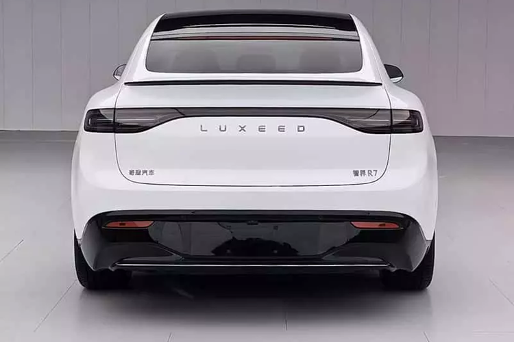 Ghế có chức năng sưởi ấm, thông gió và massage. Ngoài ra, hành khách có ghế không trọng lực, có thể điều chỉnh 18 hướng và hệ thống massage 10 điểm, cùng với chỗ để chân có sưởi dài 340 mm. Hàng ghế trước và sau có kính cách âm và cách nhiệt hai lớp. Đối với hàng ghế sau, điều này cũng bao gồm chức năng riêng tư.