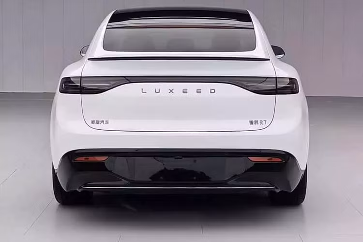 Ghế có chức năng sưởi ấm, thông gió và massage. Ngoài ra, hành khách có ghế không trọng lực, có thể điều chỉnh 18 hướng và hệ thống massage 10 điểm, cùng với chỗ để chân có sưởi dài 340 mm. Hàng ghế trước và sau có kính cách âm và cách nhiệt hai lớp. Đối với hàng ghế sau, điều này cũng bao gồm chức năng riêng tư.