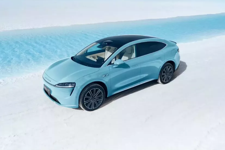 Bên trong, người mua có thể lựa chọn từ bốn màu nội thất, và nhìn chung, diện mạo giống hệt như phiên bản EV. R7 có bảng điều khiển LCD 12,3 inch, được đặt khá xa vào bảng điều khiển. Điều này được cho là giúp ngăn ánh sáng mặt trời mạnh gây ra vấn đề về tầm nhìn của người lái. Ngoài ra, còn có màn hình thông tin giải trí 15,6 inch.