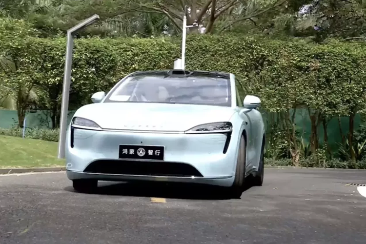 Mẫu xe sedan Luxeed R7 EREV có 2 phiên bản, bản rẻ hơn sẽ không được trang bị Lidar, giá bán tương ứng sẽ là từ 249.800 nhân dân tệ (34.250 đô la), gần 818 triệu đồng cho đến bản cao cấp là 289.800 nhân dân tệ (39.700 đô la), khoảng 949 triệu đồng.