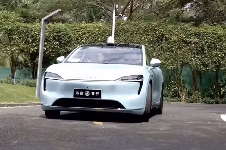 Mẫu xe sedan Luxeed R7 EREV có 2 phiên bản, bản rẻ hơn sẽ không được trang bị Lidar, giá bán tương ứng sẽ là từ 249.800 nhân dân tệ (34.250 đô la), gần 818 triệu đồng cho đến bản cao cấp là 289.800 nhân dân tệ (39.700 đô la), khoảng 949 triệu đồng.