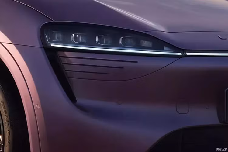 Có một động cơ SQRH4J15 1.5T do Chery cung cấp đóng vai trò là bộ mở rộng phạm vi trong phiên bản EREV của Luxeed R7. Động cơ này có công suất tối đa là 115 KW.