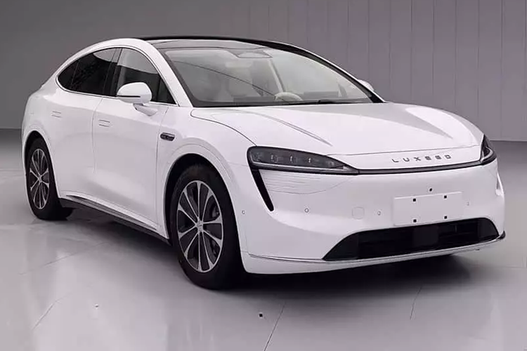 Vào ngày 19/12 vừa qua, phiên bản điện mở rộng của Luxeed R7 đã được ra mắt. Đây là mẫu EREV đầu tiên của Luxeed, thương hiệu hợp tác giữa Huawei và Chery. Chiếc Luxeed R7 EREV 2025 mới có giá rẻ hơn phiên bản chạy hoàn toàn bằng điện, được bán vào đầu năm nay.