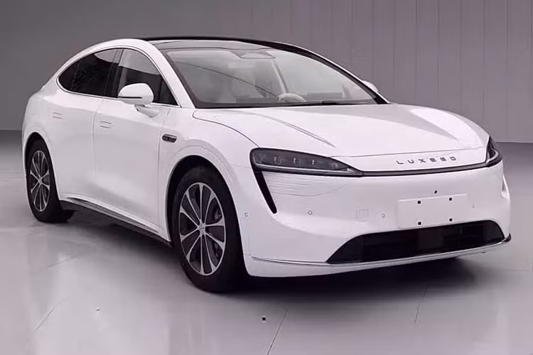 Vào ngày 19/12 vừa qua, phiên bản điện mở rộng của Luxeed R7 đã được ra mắt. Đây là mẫu EREV đầu tiên của Luxeed, thương hiệu hợp tác giữa Huawei và Chery. Chiếc Luxeed R7 EREV 2025 mới có giá rẻ hơn phiên bản chạy hoàn toàn bằng điện, được bán vào đầu năm nay.