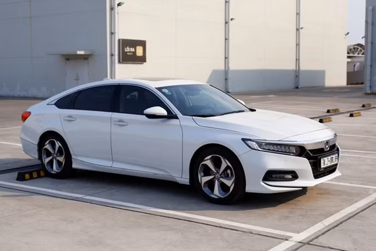 Chương trình ưu đãi này sẽ được áp dụng cho khách hàng ký hợp đồng mua xe và hoàn tất thủ tục thanh toán 100% từ ngày 5/7 đến hết ngày 31/7/2024. Đây là tháng thứ 4 liên tiếp hãng Honda giảm giá 220 triệu đồng cho Accord.