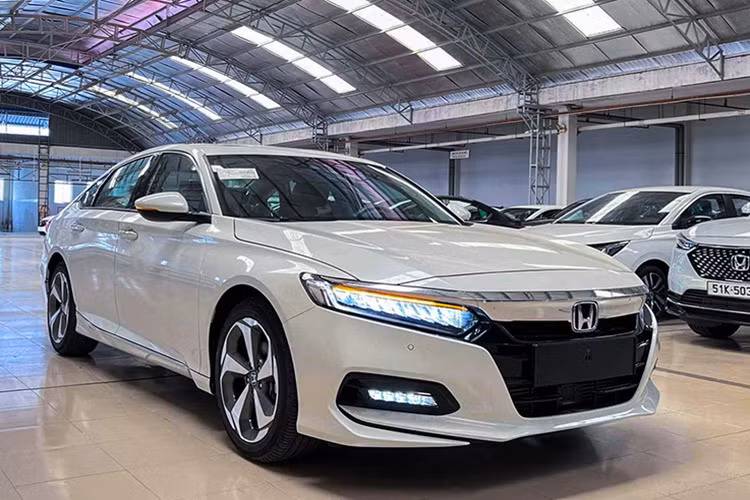Ngoài ra, Honda Accord chỉ có đúng 1 phiên bản, mang đến ít sự lựa chọn cho khách hàng. Đó là chưa kể đến việc người Việt hiện không còn mặn mà với sedan hạng D như trước. Honda Accord là mẫu xe được đánh giá cao về mặt không gian nội thất và cảm giác lái.