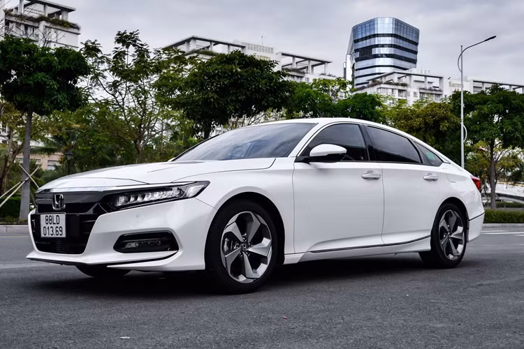 Tương tự những tháng liền trước, trong tháng 7/2024, Honda Accord tại Việt Nam vẫn được hãng hỗ trợ tiền mặt lên đến 220 triệu đồng. Nhờ đó, giá bán của mẫu sedan hạng D này giảm xuống còn 1,099 tỷ đồng.