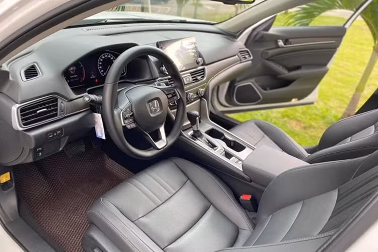 Đáng tiếc là những chương trình giảm giá này vẫn chưa tác động tích cực lên doanh số Honda Accord. Trong tháng 5/2024 vừa qua, hãng Honda chỉ bán được 4 chiếc Accord cho người Việt, giảm 20% so với tháng liền trước. Doanh số cộng dồn trong 5 tháng đầu năm nay của mẫu sedan hạng D này chỉ đạt 40 xe.