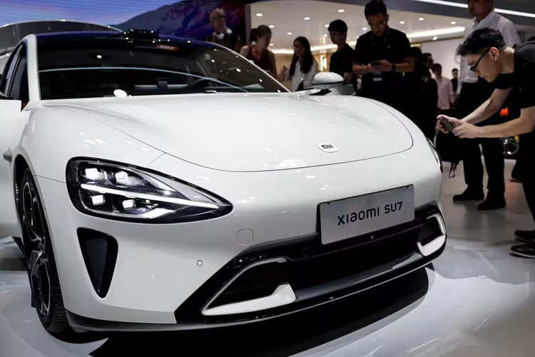 Nhờ đó, xe có khả năng lái bán tự động trên cao tốc cũng như đỗ tự động. SU7 của Xiaomi sẽ có cả phiên bản dẫn động cầu sau RWD và dẫn động 4 bánh toàn thời gian AWD. Bản RWD dùng 1 mô-tơ điện nằm trên cầu sau, tạo ra công suất tối đa 295 mã lực.