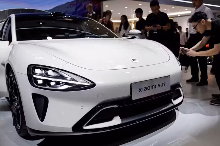 Nhờ đó, xe có khả năng lái bán tự động trên cao tốc cũng như đỗ tự động. SU7 của Xiaomi sẽ có cả phiên bản dẫn động cầu sau RWD và dẫn động 4 bánh toàn thời gian AWD. Bản RWD dùng 1 mô-tơ điện nằm trên cầu sau, tạo ra công suất tối đa 295 mã lực.