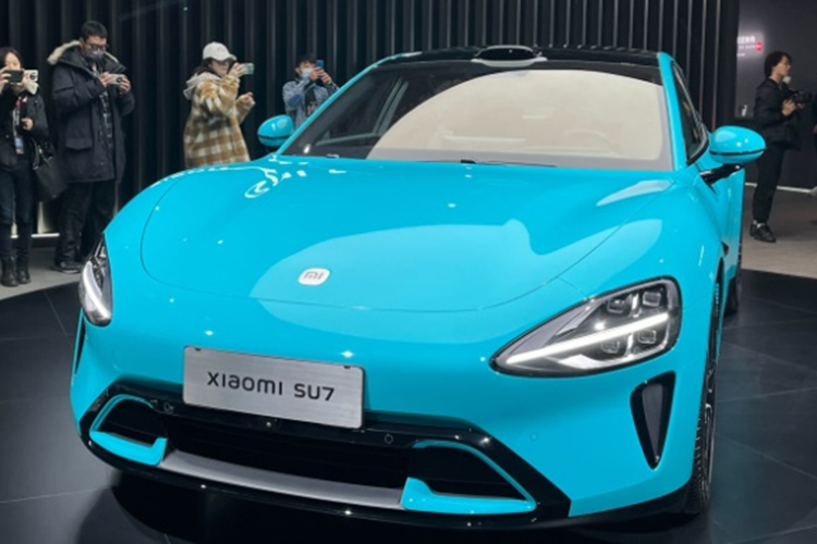 Tại Trung Quốc, Xiaomi SU7 được phân phối với 3 phiên bản Standard, Max và Pro. Xe có giá dao động từ 215.900 - 299.900 NDT (khoảng 776 triệu - 1,078 tỷ đồng). SU7 được trang bị hàng loạt công nghệ tiên tiến bao gồm: cảm biến LiDAR, 11 camera HD, 3 radar sóng milimet và 12 radar siêu âm.
