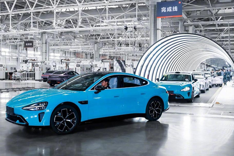 Trong khi đó, bản AWD có thêm mô-tơ điện mạnh 369 mã lực trên cầu trước, cho sức mạnh tổng cộng 664 mã lực. Xe dùng pin LFP 73,6 kWh của BYD hoặc pin ternary (NMC) 101 kWh của CATL.