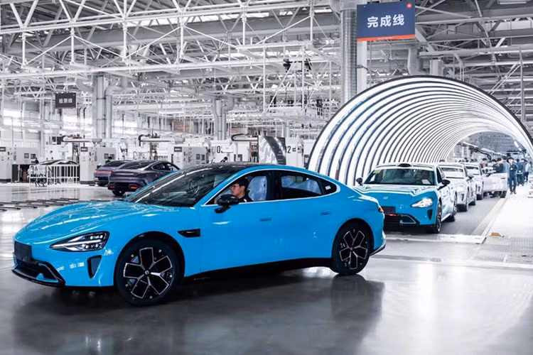 Trong khi đó, bản AWD có thêm mô-tơ điện mạnh 369 mã lực trên cầu trước, cho sức mạnh tổng cộng 664 mã lực. Xe dùng pin LFP 73,6 kWh của BYD hoặc pin ternary (NMC) 101 kWh của CATL.