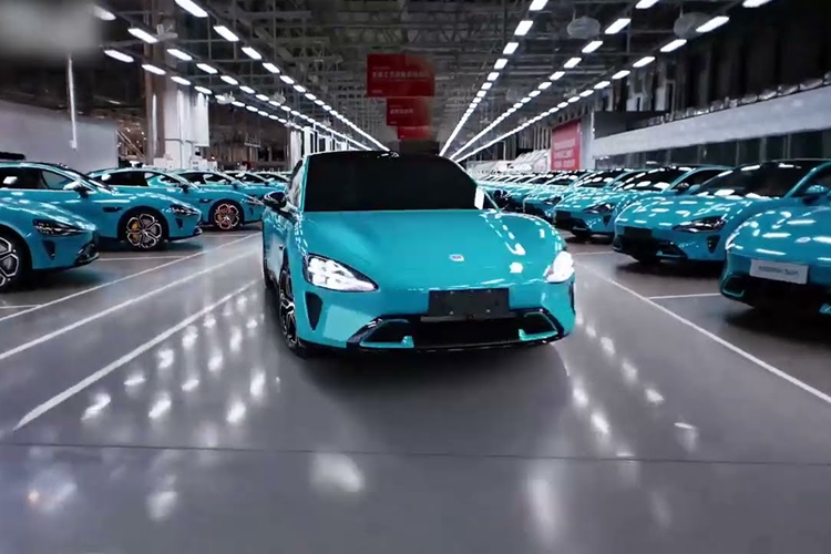 Pin của BYD mang đến phạm vi di chuyển là 628 km và 668 km, tùy phiên bản. Con số tương ứng của pin CATL là 800 km và 750 km. Pin của BYD hỗ trợ sạc nhanh 400V trong khi pin CATL có thể dùng sạc nhanh 800V.