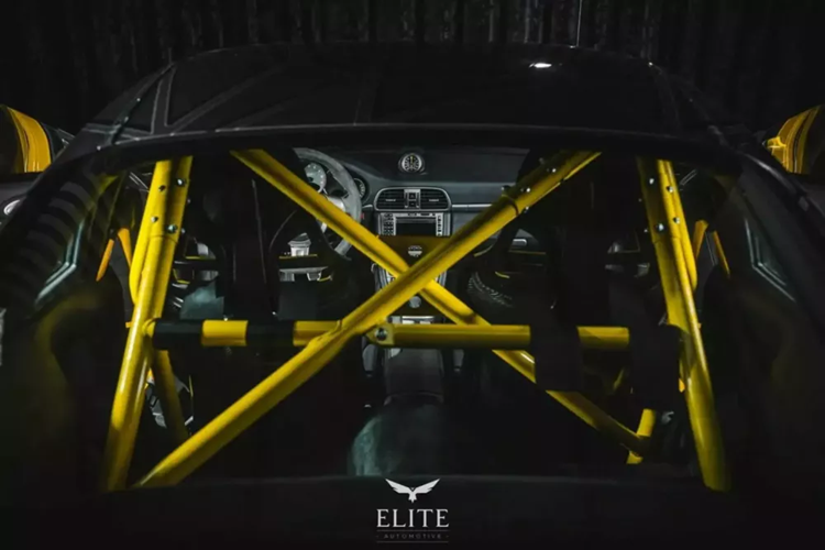 Khác xa với mức giá cao ngất ngưởng hiện tại của nó. Quay trở lại năm 2024, chiếc GT3 do Orlinski thiết kế này đã xuất hiện trở lại tại Bồ Đào Nha, chờ đợi một người đam mê có tiền mang nó về nhà. Một tìm kiếm nhanh cho thấy số tiền này là vô lý đối với bất kỳ chiếc 911 nào của thời đại này.