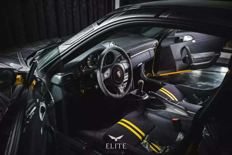 Để biến chiếc Porsche 911 GT3 đời 997 thành sản phẩm độc nhất vô nhị này phải mất 500 giờ lao động, với 10 lớp sơn xám được sơn tỉ mỉ và 11 lớp màu vàng rực rỡ. Các họa tiết phản ánh phong cách đặc trưng của Orlinski, và dấu ấn cá nhân của ông thực sự được đóng dấu lên xe bằng chữ ký ở phía sau và một tấm kim loại trong cabin.