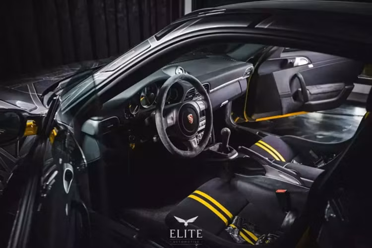 Để biến chiếc Porsche 911 GT3 đời 997 thành sản phẩm độc nhất vô nhị này phải mất 500 giờ lao động, với 10 lớp sơn xám được sơn tỉ mỉ và 11 lớp màu vàng rực rỡ. Các họa tiết phản ánh phong cách đặc trưng của Orlinski, và dấu ấn cá nhân của ông thực sự được đóng dấu lên xe bằng chữ ký ở phía sau và một tấm kim loại trong cabin.