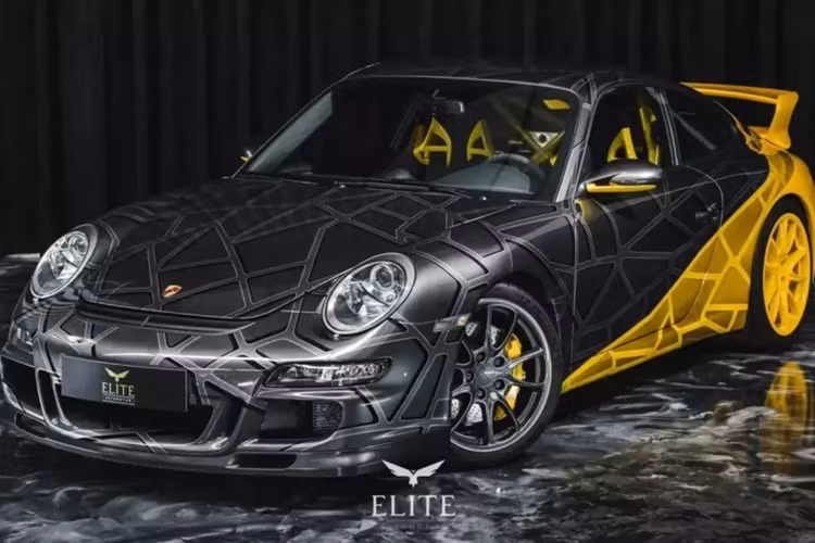 Câu trả lời nằm ở ngoại thất độc đáo của nó. Lớp sơn của xe là tác phẩm của Richard Orlinski, một nhà điêu khắc người Pháp và nghệ sĩ tân nhạc pop nổi tiếng nhất với những sáng tạo lấy cảm hứng từ động vật ấn tượng.