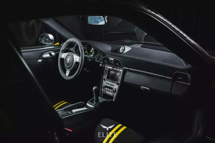 Trong khi tác phẩm nghệ thuật chiếm hết sự chú ý, mọi thứ bên dưới mui xe vẫn là GT3 nguyên bản. Chiếc xe Porsche 997 GT3 nghệ thuật này vẫn giữ nguyên động cơ 3,6 lít sáu xi-lanh phẳng sản sinh công suất 409 mã lực và thiết lập khung gầm dành riêng cho GT3.