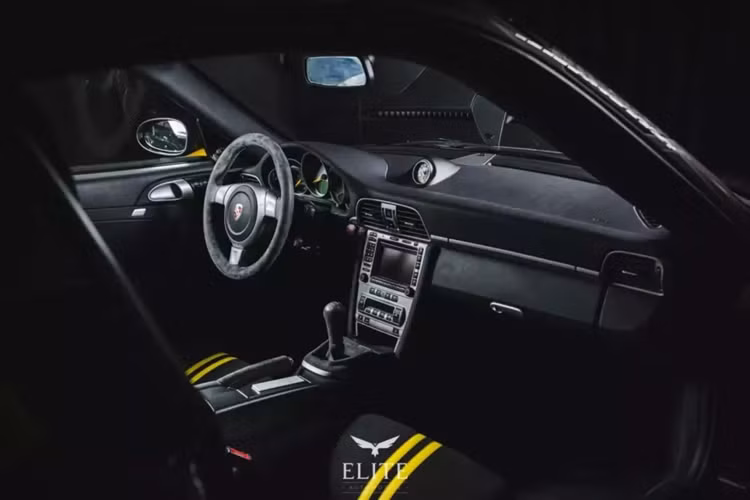 Trong khi tác phẩm nghệ thuật chiếm hết sự chú ý, mọi thứ bên dưới mui xe vẫn là GT3 nguyên bản. Chiếc xe Porsche 997 GT3 nghệ thuật này vẫn giữ nguyên động cơ 3,6 lít sáu xi-lanh phẳng sản sinh công suất 409 mã lực và thiết lập khung gầm dành riêng cho GT3.