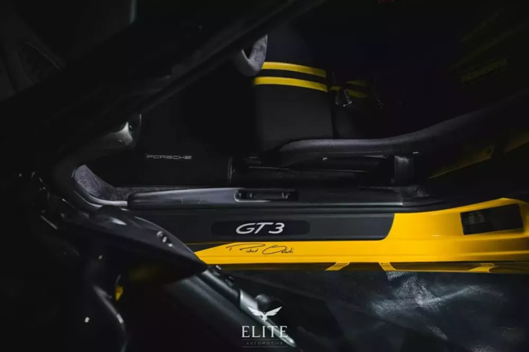 Hơn nữa, nó được trang bị nhiều tính năng bổ sung, bao gồm gói Club Sport, gói Sport Chrono, đèn pha bi-xenon, kiểm soát hành trình... Chiếc xe này có thể đã được sản xuất vào năm 2007, nhưng chiếc xe nghệ thuật đã được hoàn thành vào năm 2018, kỷ niệm 55 năm ra đời của cả Porsche 911 và đồng hồ Rolex Daytona.