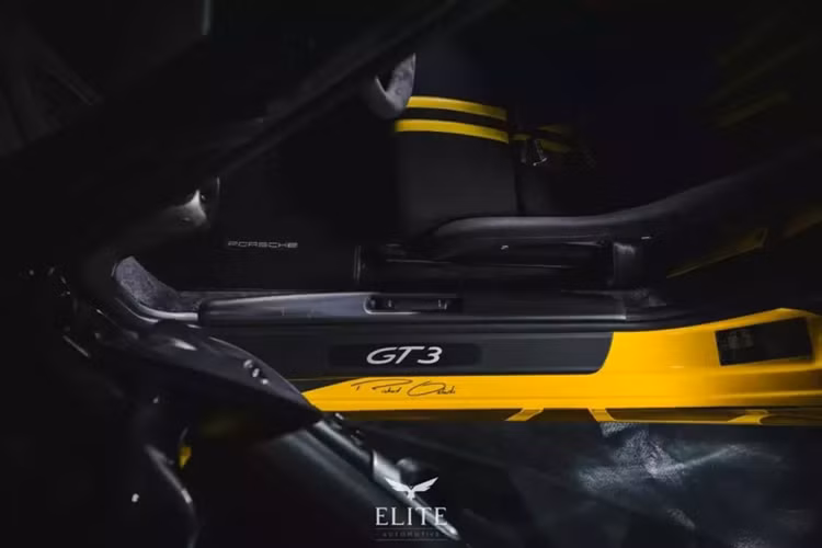 Hơn nữa, nó được trang bị nhiều tính năng bổ sung, bao gồm gói Club Sport, gói Sport Chrono, đèn pha bi-xenon, kiểm soát hành trình... Chiếc xe này có thể đã được sản xuất vào năm 2007, nhưng chiếc xe nghệ thuật đã được hoàn thành vào năm 2018, kỷ niệm 55 năm ra đời của cả Porsche 911 và đồng hồ Rolex Daytona.