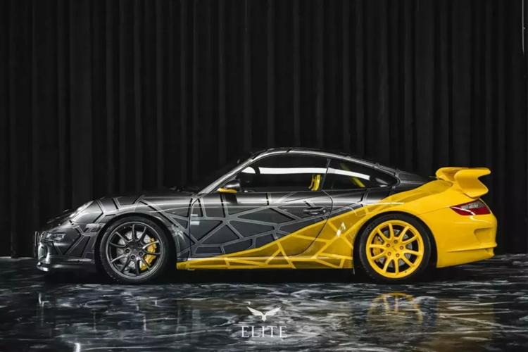 Chiếc xe đang nói đến là một chiếc Porsche 997 GT3 đời 2007 trước khi nâng cấp, thoạt nhìn có vẻ khá chuẩn, mặc dù ở trong tình trạng tuyệt vời. Với 41.240 km trên đồng hồ đo quãng đường và không có bất kỳ thay đổi cơ học rõ ràng nào, bạn có thể tự hỏi điều gì có thể biện minh cho mức giá cao ngất ngưởng như vậy. Vậy, điều gì đã xảy ra?