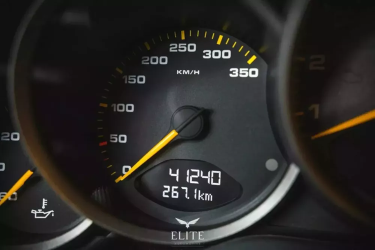 Theo Classic Driver, sau khi biến đổi, chiếc xe nghệ thuật đã được đấu giá tại Monaco cùng năm đó, với số tiền thu được sẽ dành cho mục đích từ thiện. Vào thời điểm đó, giá trị ước tính của nó dao động trong khoảng từ 185.000 đến 230.000 euro (192.800 đô la - 239.700 đô la).