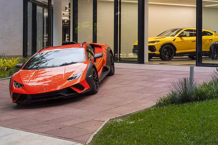 Sự kiện khai mạc phòng trưng bày Lamborghini đầu tiên tại Sao Paulo, Brazil có sự tham dự của Chủ tịch và Giám đốc điều hành Lamborghini, ông Stephan Winkelmann, cùng với Giám đốc Tiếp thị và Kinh doanh - Federico Foschini và Giám đốc điều hành Lamborghini Mỹ - Andrea Baldi.