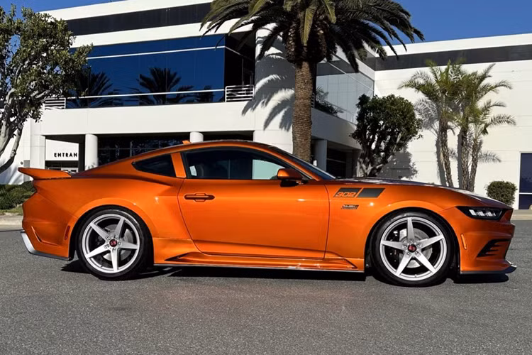 Những nâng cấp khác được lắp đặt cho khối động cơ 8 xi-lanh bao gồm bộ điều khiển ga Saleen Performance, máy bơm nước làm mát liên động thể tích lớn, bộ trao đổi nhiệt bên ngoài từ xa, bộ lọc không khí hiệu suất cao, hệ thống nạp Saleen và hệ thống xả hiệu suất.