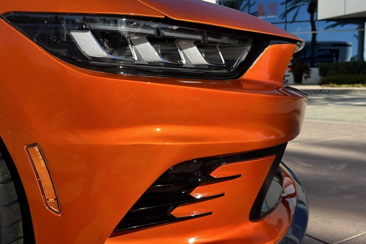 Chiếc xe cơ bắp Ford Mustang Saleen 302 Black Label này còn được trang bị hộp số sàn 6 cấp tiêu chuẩn hoặc hộp số tự động 10 cấp tùy chọn. Saleen cũng đã nâng cấp hệ thống treo và lốp để cải thiện khả năng xử lý. Xe được trang bị bộ lò xo Racecraft ở phía trước và phía sau.