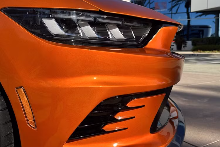 Chiếc xe cơ bắp Ford Mustang Saleen 302 Black Label này còn được trang bị hộp số sàn 6 cấp tiêu chuẩn hoặc hộp số tự động 10 cấp tùy chọn. Saleen cũng đã nâng cấp hệ thống treo và lốp để cải thiện khả năng xử lý. Xe được trang bị bộ lò xo Racecraft ở phía trước và phía sau.