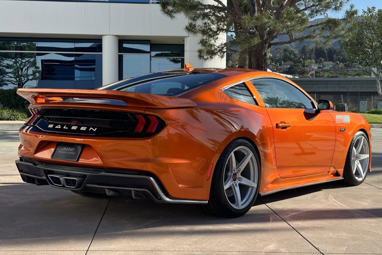 Những khách hàng khó tính cũng có thể lựa chọn Gói trang bị cao cấp có thêm vô lăng sưởi, chức năng nhớ ghế và gương cũng như cụm đồng hồ kỹ thuật số 12 inch. Giá xe Ford Mustang Saleen 302 Black Label dự kiến từ 108.990 USD (khoảng 2,59 tỷ đồng) trước khi thêm các lựa chọn.