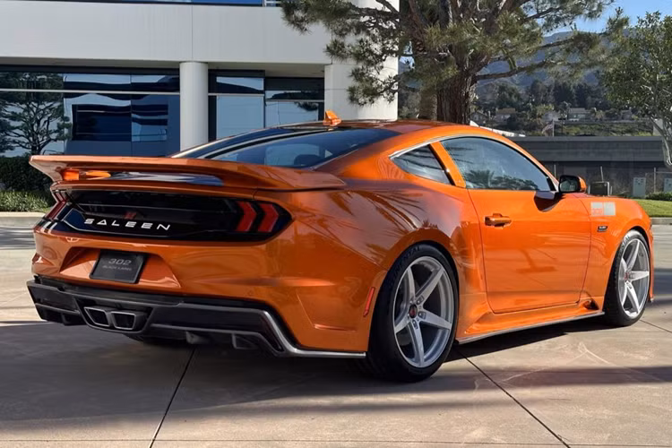 Những khách hàng khó tính cũng có thể lựa chọn Gói trang bị cao cấp có thêm vô lăng sưởi, chức năng nhớ ghế và gương cũng như cụm đồng hồ kỹ thuật số 12 inch. Giá xe Ford Mustang Saleen 302 Black Label dự kiến từ 108.990 USD (khoảng 2,59 tỷ đồng) trước khi thêm các lựa chọn.