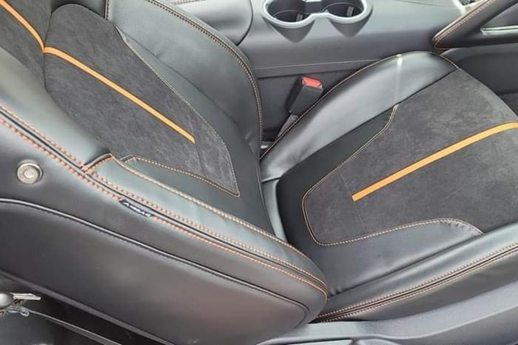 Các líp hông xe được kéo dài, mở rộng giúp tạo độ dày thân xe. Ở cản sau, mẫu xe trở nên nổi bật hơn với phần cánh gió và hệ thống xả với hai ống xả được đặt ở giữa phần đuôi sau. Hiện thương hiệu cung cấp tổng cộng 11 màu ngoại thất để lựa chọn, chưa bao gồm 14 màu hoàn thiện Saleen Colorlab cao cấp.