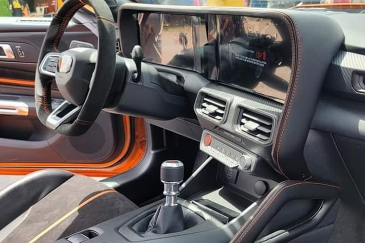 Xe cũng được nâng cấp thêm với bộ mâm 5 chấu Laguna tiêu chuẩn 20 inch đi kèm bộ lốp hiệu suất cao 275/35 và 305/30. Xe cũng được trang bị đĩa phanh có kích thước lên tới 13,9 inch với cùm phanh bốn piston.