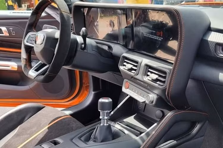 Xe cũng được nâng cấp thêm với bộ mâm 5 chấu Laguna tiêu chuẩn 20 inch đi kèm bộ lốp hiệu suất cao 275/35 và 305/30. Xe cũng được trang bị đĩa phanh có kích thước lên tới 13,9 inch với cùm phanh bốn piston.