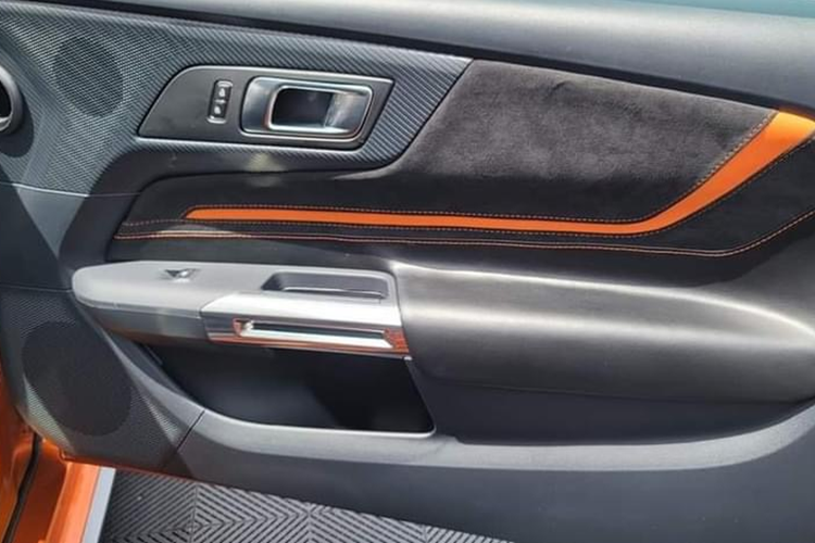 Xe được trang bị phần nắp capo mới với các hốc gió ở giữa giúp tỏa nhiệt động cơ và không khí áp suất cao, các lỗ thông hơi bên hông cũng có chức năng tương tự xung quanh bánh xe. Phần cản trước của xe được thiết kế lại dữ dằn hơn với các hốc gió lớn, thanh lưới tản nhiệt ngang.