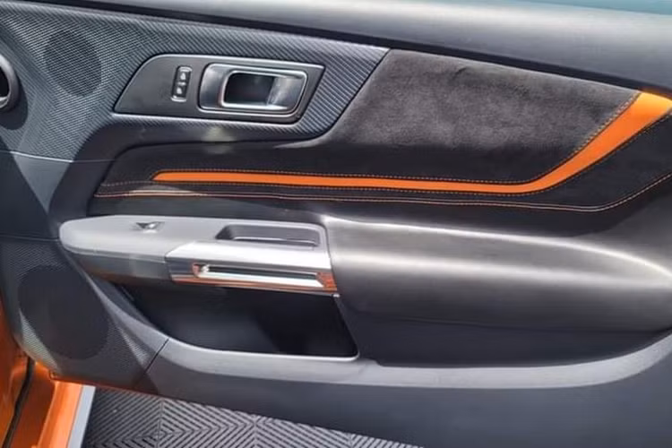 Xe được trang bị phần nắp capo mới với các hốc gió ở giữa giúp tỏa nhiệt động cơ và không khí áp suất cao, các lỗ thông hơi bên hông cũng có chức năng tương tự xung quanh bánh xe. Phần cản trước của xe được thiết kế lại dữ dằn hơn với các hốc gió lớn, thanh lưới tản nhiệt ngang.