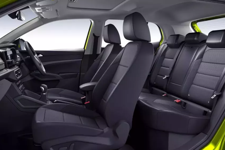 Dưới nắp capo của Skoda Kylaq là động cơ xăng ba xi-lanh TSI 1.0L tăng áp sản sinh công suất 113 mã lực và mô-men xoắn 178 Nm. Đi kèm với đó là hệ dẫn động cầu trước, hộp số sàn 6 cấp hoặc hộp số tự động. Tốc độ tối đa của mẫu SUV này được giới hạn ở mức 188 km/h.