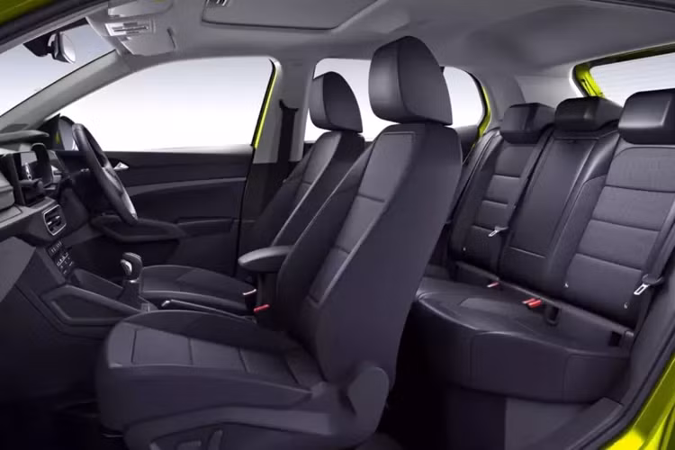 Dưới nắp capo của Skoda Kylaq là động cơ xăng ba xi-lanh TSI 1.0L tăng áp sản sinh công suất 113 mã lực và mô-men xoắn 178 Nm. Đi kèm với đó là hệ dẫn động cầu trước, hộp số sàn 6 cấp hoặc hộp số tự động. Tốc độ tối đa của mẫu SUV này được giới hạn ở mức 188 km/h.