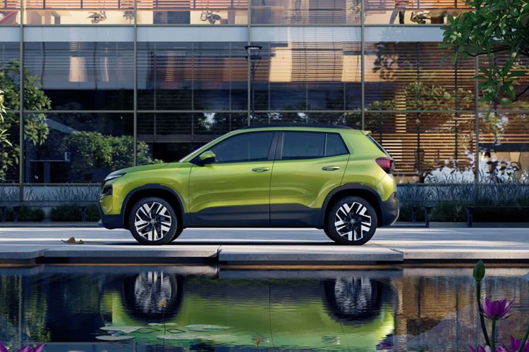 Về ngoại thất, mẫu xe SUV Skoda Kylaq 2025 vẫn được áp dụng ngôn ngữ thiết kế Modern Solid đặc trưng của Skoda nhưng các đường nét có phần hơi đơn giản vì đây là một sản phẩm giá rẻ. Ở đầu xe, đèn định vị được đặt cao hai bên lưới tản nhiệt, trong khi đèn pha chính nằm tách biệt bên phía dưới.