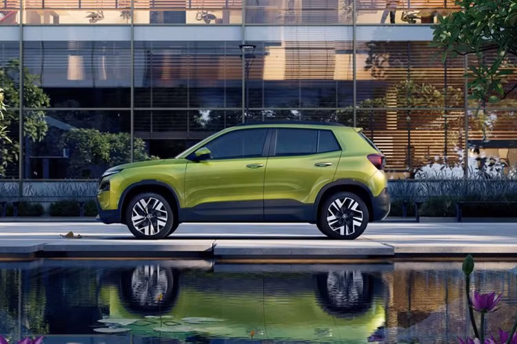 Về ngoại thất, mẫu xe SUV Skoda Kylaq 2025 vẫn được áp dụng ngôn ngữ thiết kế Modern Solid đặc trưng của Skoda nhưng các đường nét có phần hơi đơn giản vì đây là một sản phẩm giá rẻ. Ở đầu xe, đèn định vị được đặt cao hai bên lưới tản nhiệt, trong khi đèn pha chính nằm tách biệt bên phía dưới.