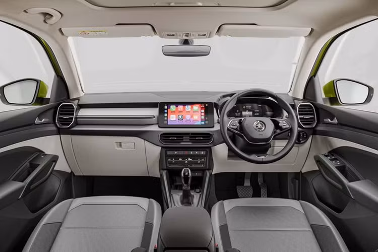 Mẫu xe này cung cấp khả năng tương thích Android Auto và Apple CarPlay không dây, cùng với sạc không dây cho điện thoại thông minh. Các phiên bản cao cấp hơn có ghế chỉnh điện 6 hướng với hệ thống thông gió và bọc da giả, điều hòa không khí tự động và cửa sổ trời mở điện.